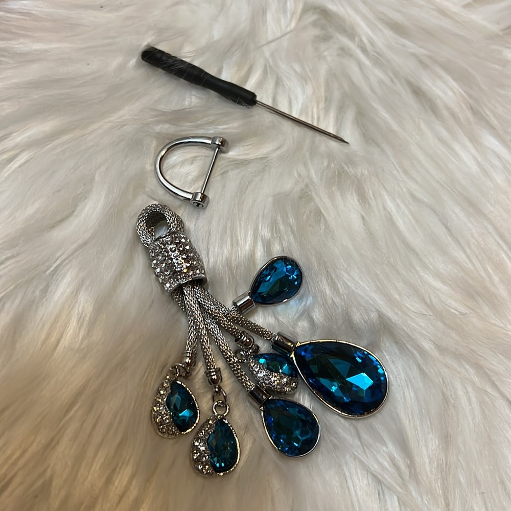 NEW💙🩶 elegant keychain - Picture 5 of 14